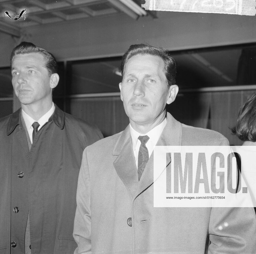 Anefo photo collection. Arrival Floyd Cramer (left) with the Anita Kerr singers at Schiphol, Chet Atkins (head) guitarist. May 4, 1965. Noord-Holland, Schiphol