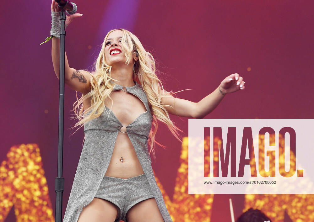 Cannons - Michelle Joy performs during Day 6 of the Festival D ete De Quebec 2022 on the Plains of Abraham on July 11, 2022 in Quebec City, Quebec. Quebec City Canada - ZUMAs181 20220711_zea_s181_011