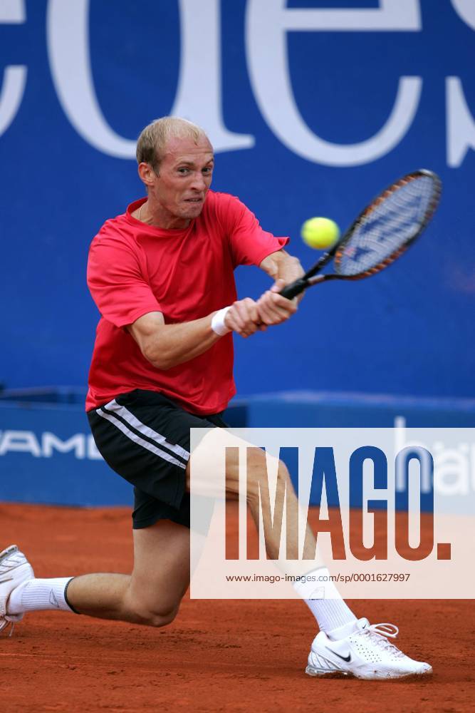 Nikolay Davydenko (Rußland) - beidhändige Rückhand Tennis Herren Mercedes Cup 2005, ATP Tour, Weißenhof, Sand, Sandplatz, Sandplatztennis, Sandplatzturnier Einzelbild Weissenhof Stuttgart Anstrengung, Dynamik,