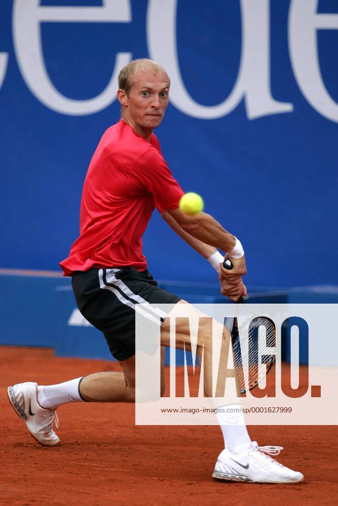 Nikolay Davydenko (Rußland) - beidhändige Rückhand Tennis Herren Mercedes Cup 2005, ATP Tour, Weißenhof, Sand, Sandplatz, Sandplatztennis, Sandplatzturnier Einzelbild Weissenhof Stuttgart Dynamik,