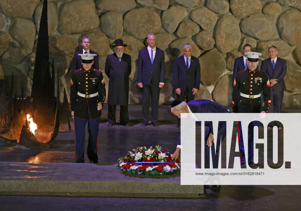 KW28 U.S. President Joe Biden lays a wreath of flowers at the Hall of Remembrance of the Yad Vashem Holocaust Memorial Museum in Jerusalem on Wednesday, July 13, 2022, as (L to R) U.S. Secretary of State Antony Blinken, Holocaust survivor and Chairman of the Yad Vashem Council Rabbi Israel Meir Lau, Israeli Defense Minister Benny Gantz, caretaker Prime Minister Yair Lapid and Yad Vashem Chairman Dani Dayan look on. Pool JERX20220713133 MenahemxKahana