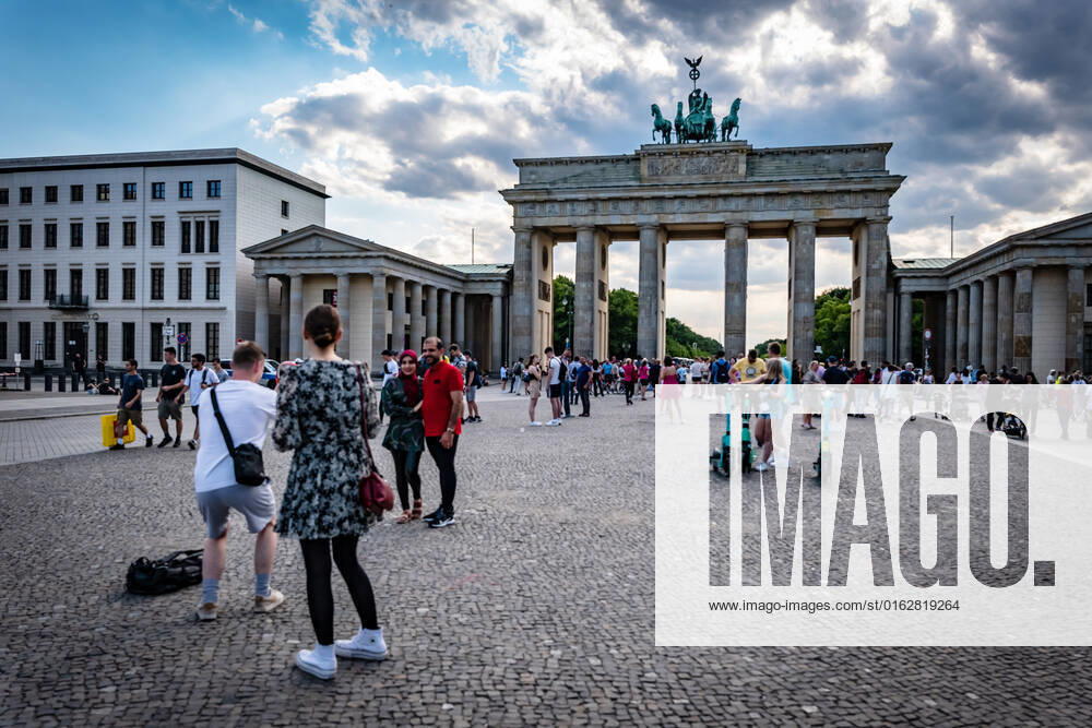 Berlin Mitte, Brandenburg Gate, street scene Berlin