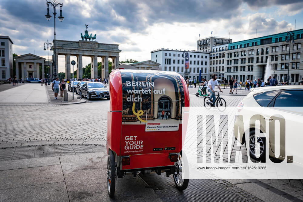 Berlin Mitte, Brandenburg Gate, street scene Berlin
