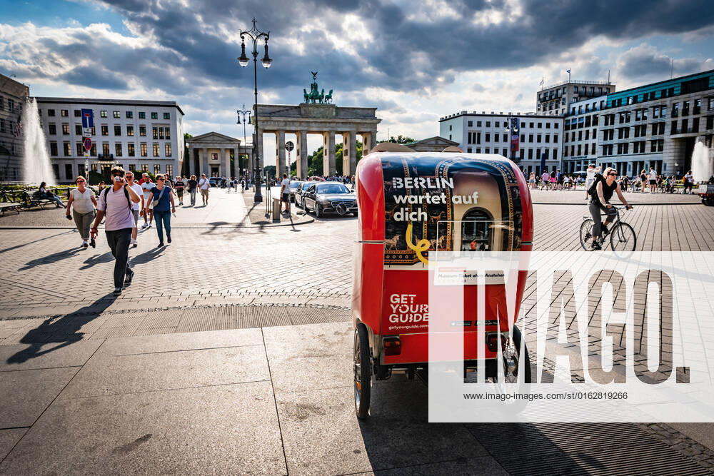 Berlin Mitte, Brandenburg Gate, street scene Berlin