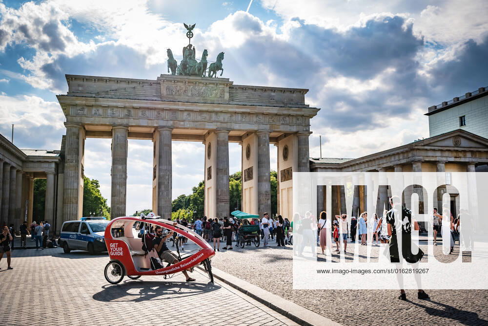 Berlin Mitte, Brandenburg Gate, street scene Berlin