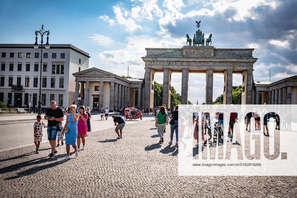 Berlin Mitte, Brandenburg Gate, street scene Berlin