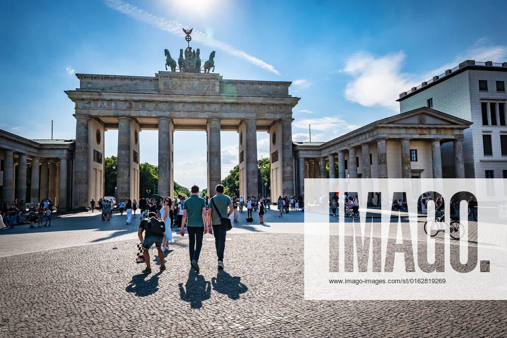 Berlin Mitte, Brandenburg Gate, street scene Berlin