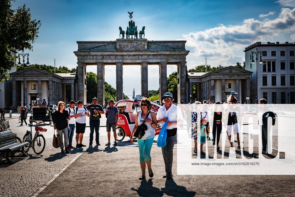 Berlin Mitte, Brandenburg Gate, street scene Berlin