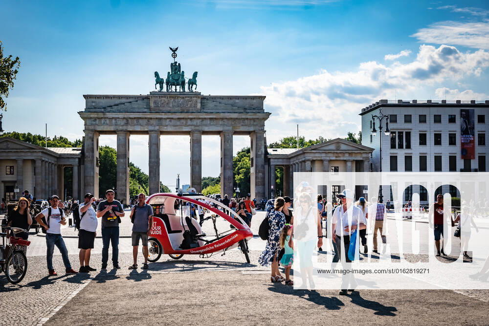 Berlin Mitte, Brandenburg Gate, street scene Berlin