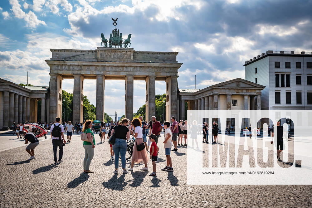 Berlin Mitte, Brandenburg Gate, street scene Berlin