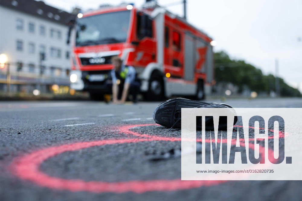 On Wednesday evening, a young novice driver lost control of his motorcycle on Aachener Straße near Stadtwaldgürtel He was admitted to a hospital with serious injuries According to witnesses, he is said to have ridden over some bumps at increased speed and lost control Police and firefighters secured the scene of the a