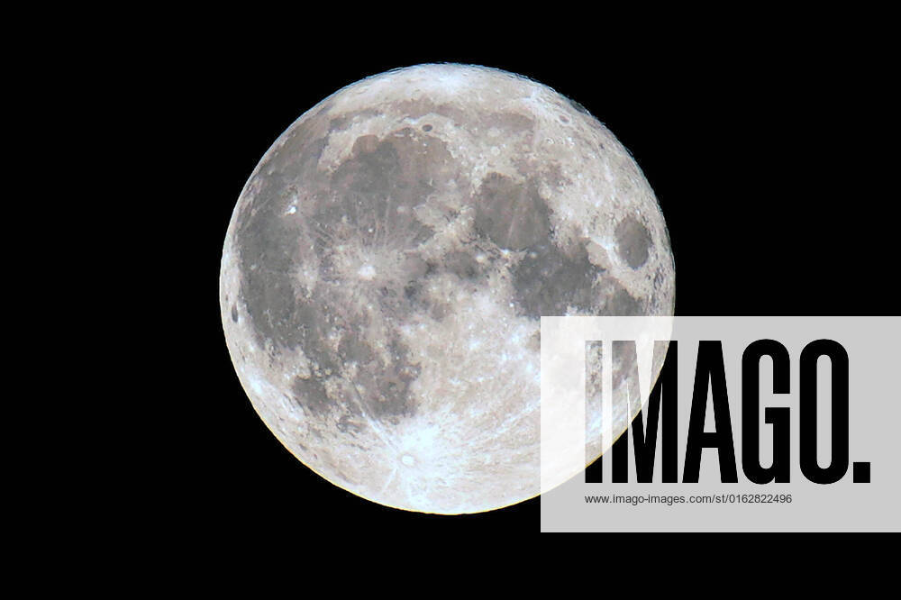 Impressions of the super moon, full moon in Travemuende Travemuende
