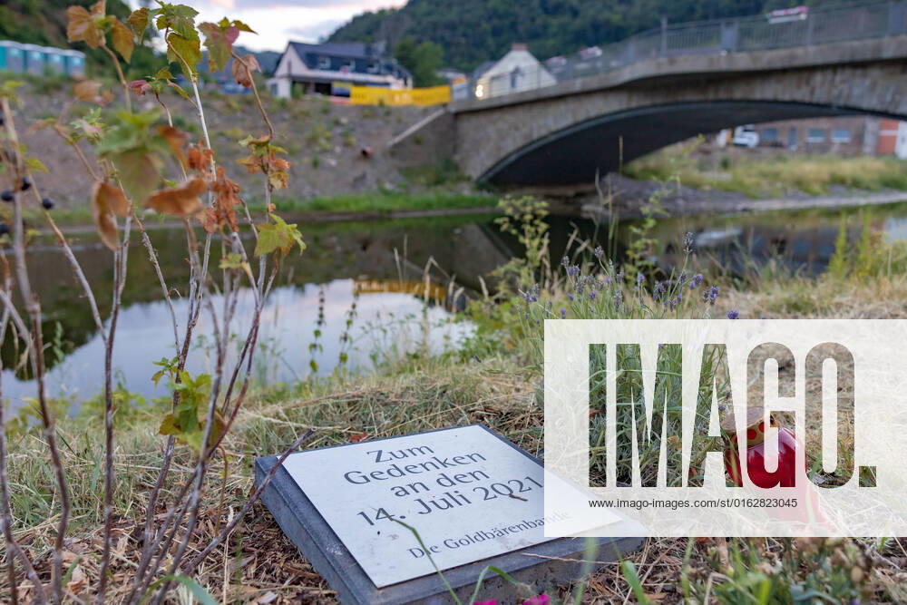 Commemorative plaque to the flood disaster at the Ahr bridge On the eve of the anniversary of the flood disaster of 14 07 2021, the region is still in the process of reconstruction In numerous corners are still clear traces of destruction 13 07 2022 Ahrweiler Altenahr Rhineland Palatinate Germany