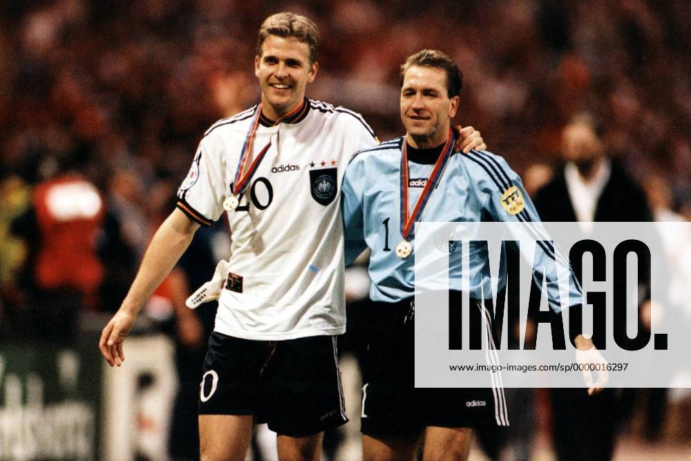Fußball, EM Finale 1996 in London, Deutschland - Tschechien 2:1 n.V. Freude bei Oliver Bierhoff (li) und Torwart Andreas Köpke nach dem Sieg Fußball EM Herren Europameisterschaft Fußball 1996, Finale Deutschland - Tschechien, Ergebnis 2:1 Gruppe Wembley London Glück, Freude, Begeisterung,