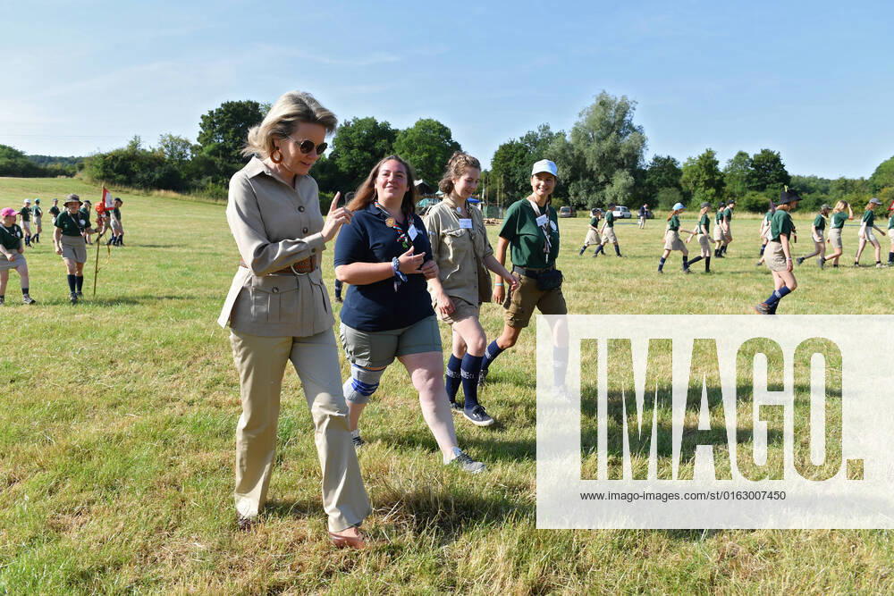 Bilder des Jahres 2022, Entertainment 07 Juli Entertainment Themen der Woche KW29 Queen Mathilde of Belgium, arrives and during a royal visit to the summer camp of Compagnie Cassiopee, of the Catholic Guides, in Lavaux-Sainte-Anne, Monday 18 July 2022. The Cassiopee Company, which belongs to the 50th Queen Astrid Unit, brings together some forty young girls aged 11 to 15, some of whom are affected of a disability. The camp is also organized in such a way as to produce zero waste . JOHNxTHYS 37588644