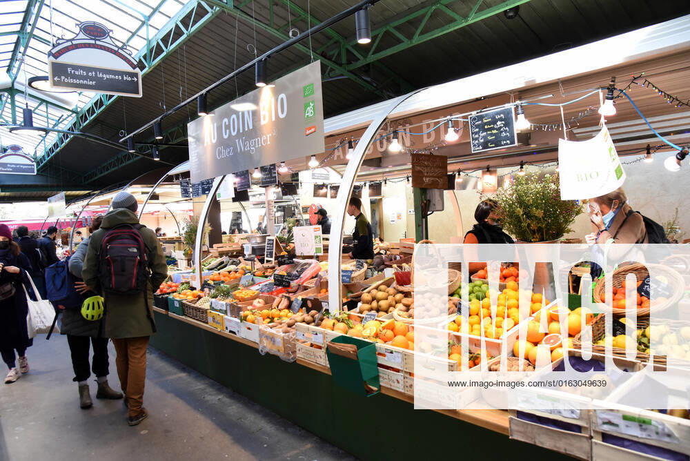 Paris (France): covered market Marche des Enfants Rouges (Market of the Red Children) Paris (France): Marche des Enfants Rouges, the oldest covered market in Paris, in the 3rd arrondissement (the Marais district). Stands, stalls of organic fruits and vegetables Ile de France; Paris 75 Europe; Western Europe; France