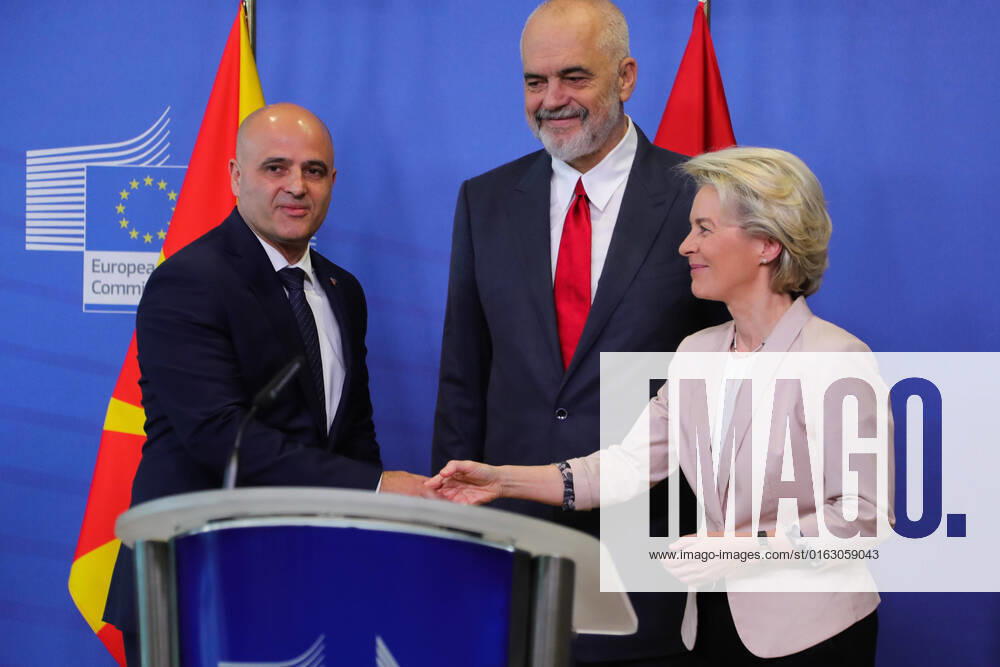 Brüssel, EU Pressekonferenz zu Beitrittsgesprächen mit den Westbalkanländern (220719) -- BRUSSELS, July 19, 2022 -- North Macedonia s Prime Minister Dimitar Kovachevski (L) shakes hands with European Commission President Ursula von der Leyen (R) after a joint press conference in Brussels, Belgium, July 19, 2022. The European Union (EU) on Tuesday opened accession talks with western Balkan countries Albania and North Macedonia after two years of stalemate. ) BELGIUM-BRUSSELS-EU-ALBANIA-NORTH MACEDONIA-ACCESSION NEGOTIATIONS ZhengxHuansong