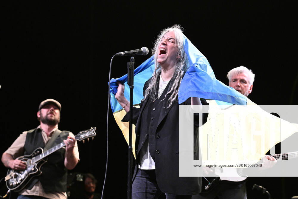 Bilder des Jahres 2022, Entertainment 07 Juli Entertainment Themen der Woche KW29 American singer and musician Patti Smith performs during her concert in Prague, Czech Republic, on July 19, 2022. On the photo Smith holds the Ukrainian flag. (CTKxPhoto MichalxKamaryt) CTKPhotoP2022071907997 kmt