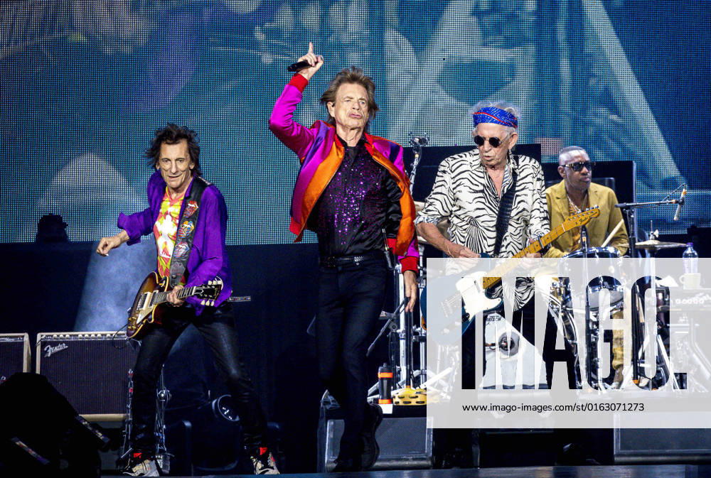 Le groupe Rolling Stones sur scene au Groupama Stadium, Ã DÃ cines, France le 19 07 22. Mick Jagger - Ron Wood - keith richards CELEBRITES : Concert des Rolling Stones - Groupama Stadium Decines - France - 19 07 2022 SandrineThesillat Panoramic