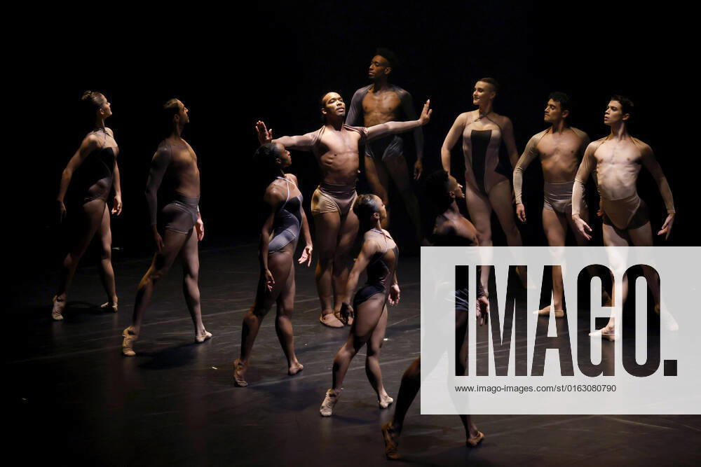 The Complexions Contemporary Ballet from New York presents its choreography STAR DUST, a tribute to David Bowie, at the Kölner Philharmonie as part of the 33 Kölner Sommerfestival Cologne, 19 07 2022 NRW Germany
