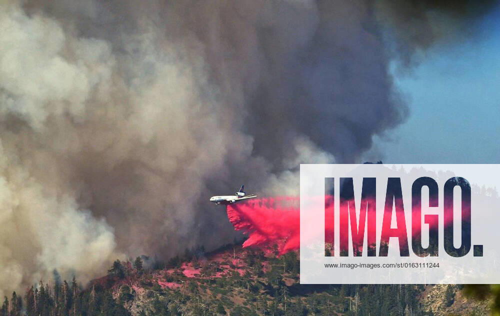 A plane drops fire retardant as the Washburn Fire as it burns near the Mariposa Grove of giant sequoias and the south entrance of Yosemite National Park Monday, July 11, 2022. - ZUMAm67_ 20220720_zaf_m67_003