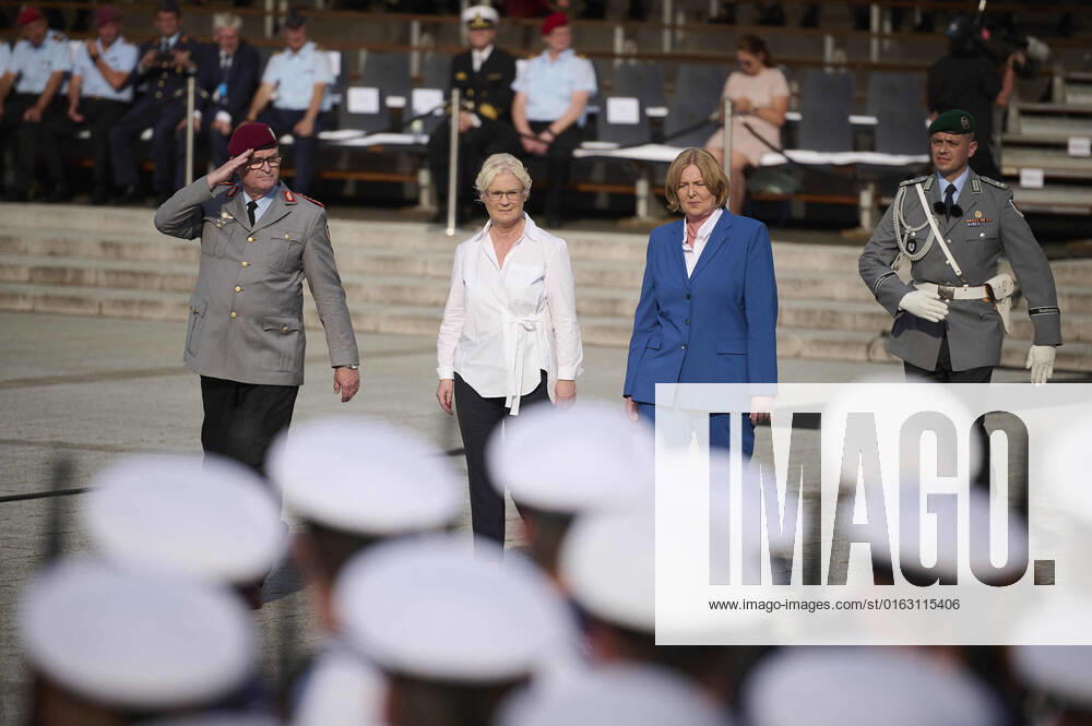 Berlin, Vow 2022 in the BMVg About 400 recruits take a solemn vow in memory of the German resistance of 20 July 1944 on 20 07 2022 in the Federal Ministry of Defense in Berlin In the picture you can see Defense Minister Christine Lambrecht, Bundestag President Bärbel Bas and the Inspector General of the German Arm
