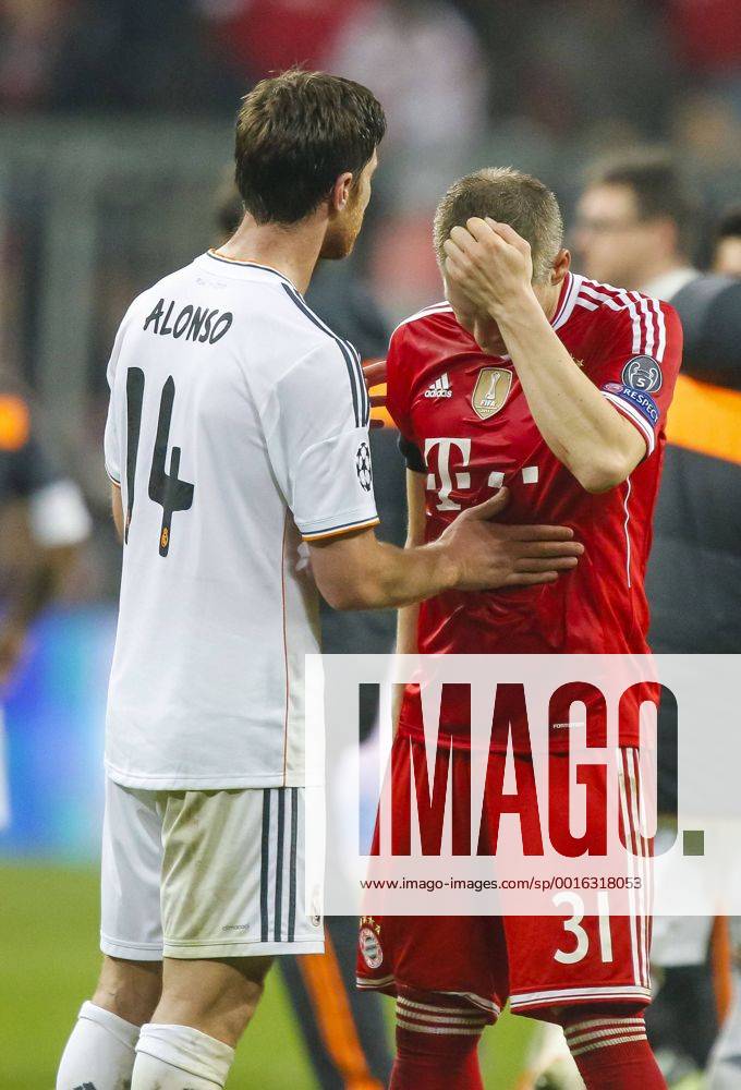 Xabi ALONSO, Real Madrid 14 tröstet Bastian SCHWEINSTEIGER, FCB 31 Emotionen, enttäuscht, Enttäuschung, Frust, frustriert, Trauer ,traurig, verzweifelt, Verzweiflung, FC BAYERN München - REAL MADRID (0 - 4) Halbfinale, RÜCKSPIEL Fussball UEFA Champions League, München, 29.04.2014 CL Saison 2013 2014, FCB, München, RM