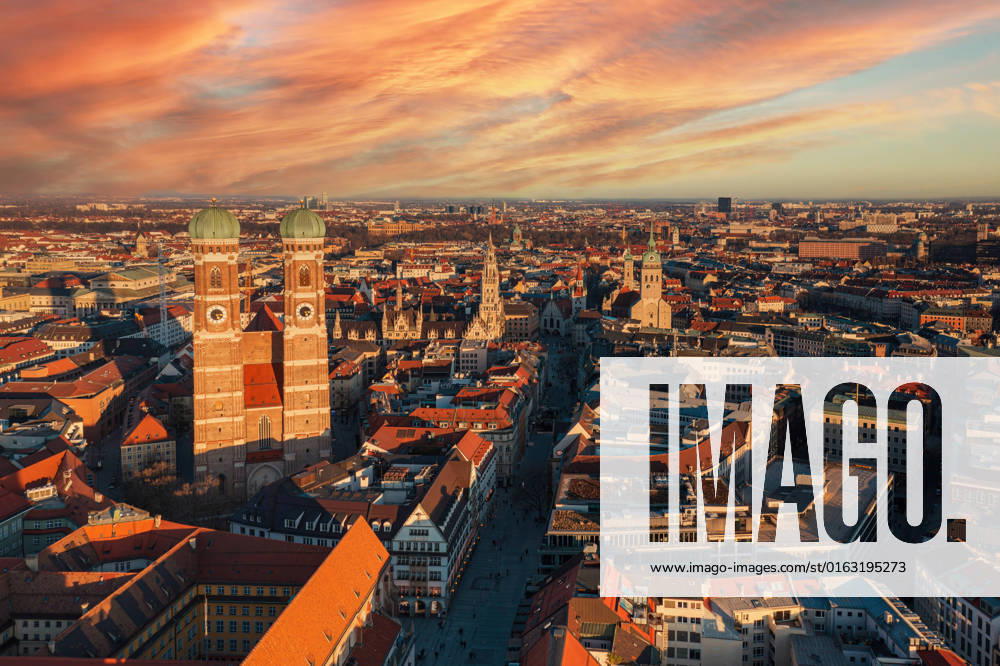 München Skyline Luftbild bei Sonnenuntergang Frauenkirche oder Kirche Unserer Lieben Frau bei Sonnenuntergang mit Marienplatz hinter in einem Luftbild München Deutschland