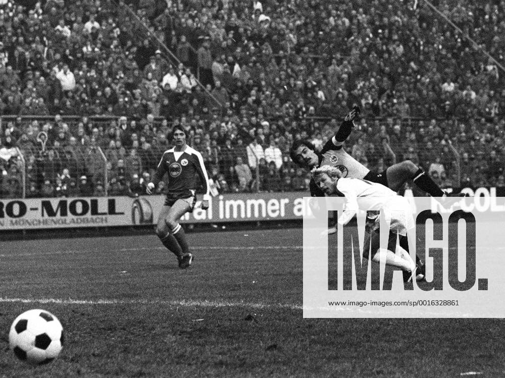 Borussia Mönchengladbach - Fortuna Düsseldorf 24.11.1979 2:1. Tor zum 2:0 durch Kalle Del Haye (Borussia Mönchengladbach) gegen Torwart Jörg Daniel. Hinten Heiner Baltes (beide Fortuna Düsseldorf). HM