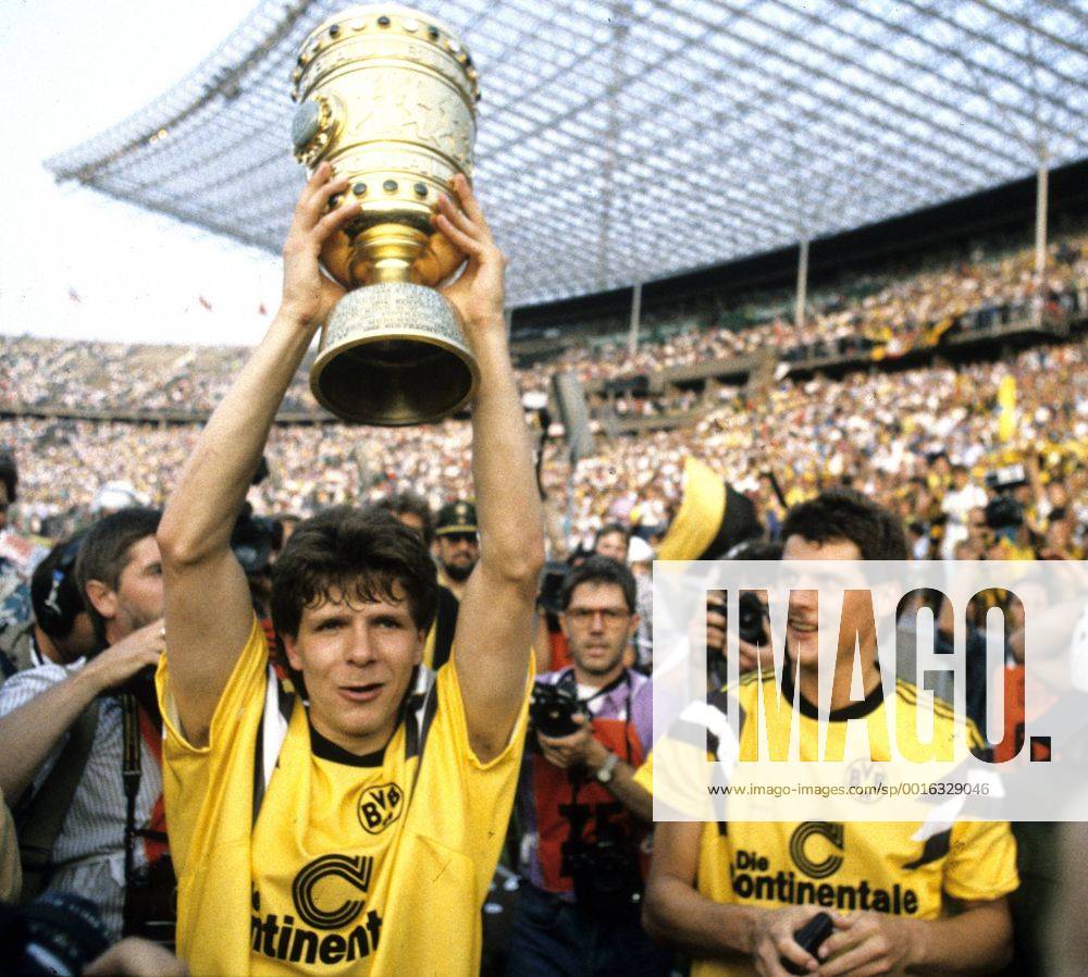 Fußball, DFB-Pokalfinale 1988 1989, Borussia Dortmund - SV Werder Bremen Borussia Dortmund DFB-Pokalsieger 1989 nach Finalsieg gegen SV Werder Bremen am 24.6. in Berlin. Andreas Möller mit Pokal. Re: Norbert Dickel. HM