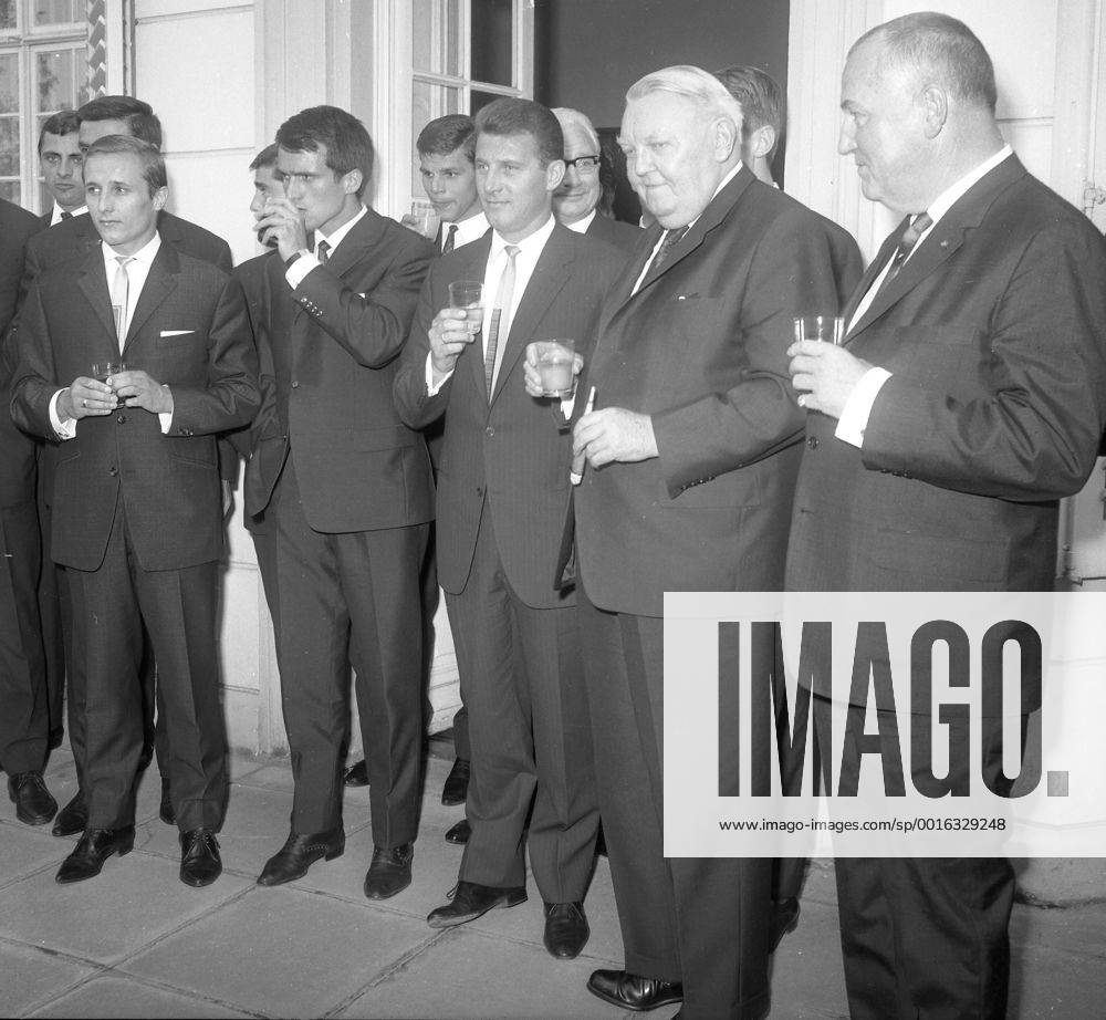 Fußball, 1. FC Köln, Deutscher Meister 1964 1. FC Köln deutscher Meister 1964 Empfang beim Bundeskanzler v.l.: Heinz Hornig, Wolfgang Overath, Hans Schäfer, Kanzler Ludwig Erhard und Franz Kremer HM