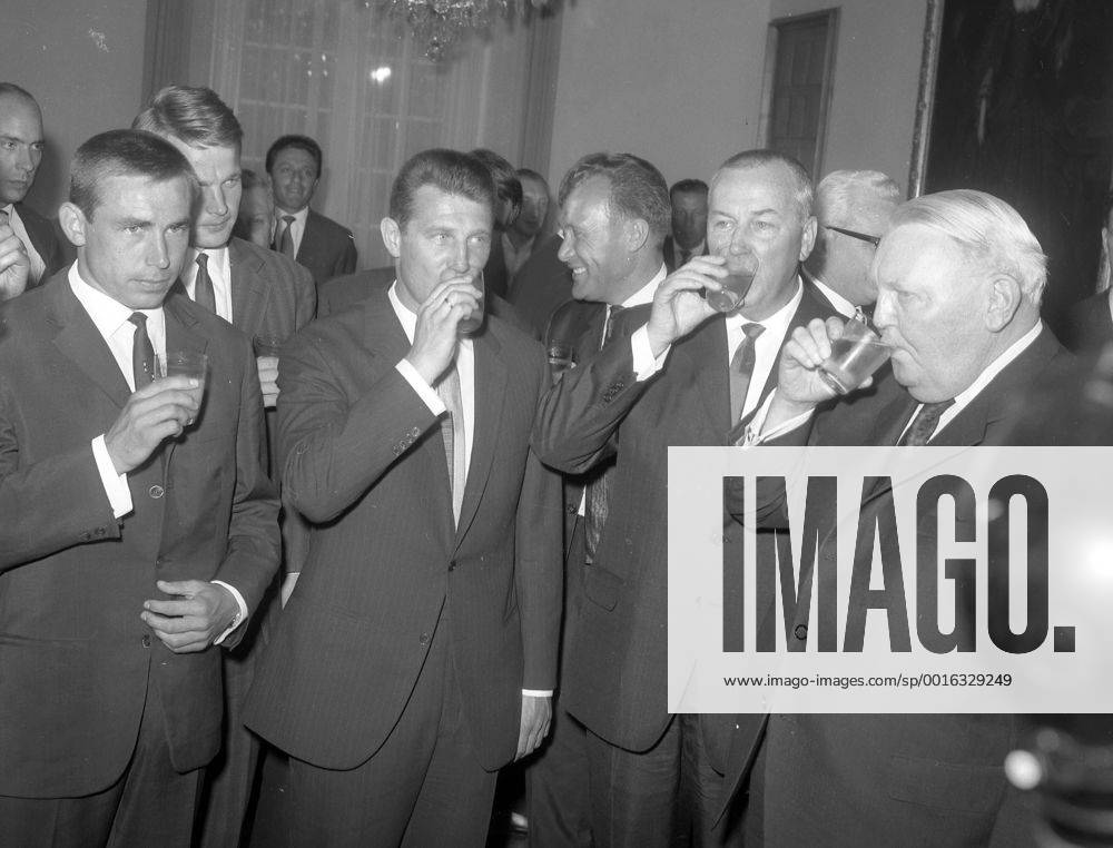 Fußball, 1. FC Köln, Deutscher Meister 1964 1. FC Köln deutscher Meister 1964 Empfang beim Bundeskanzler v.l.: Fritz Pott, Hans Schäfer, Franz Kremer und Kanzler Ludwig Erhard. Ein Prost auf den 1. FC HM