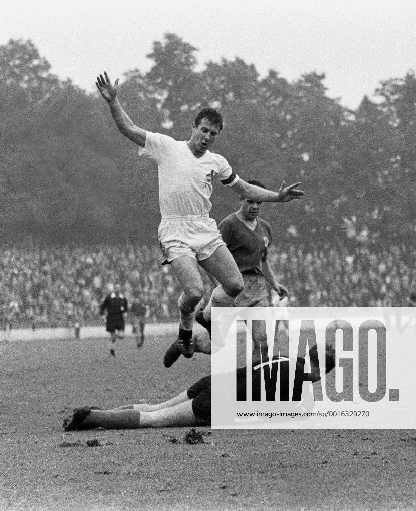 2. Spieltag Fussball Bundesliga 1963 64: 1. FC Köln - Karlsruher SC Hans Schäfer springt über KSC Torwart Manfred Paul HM
