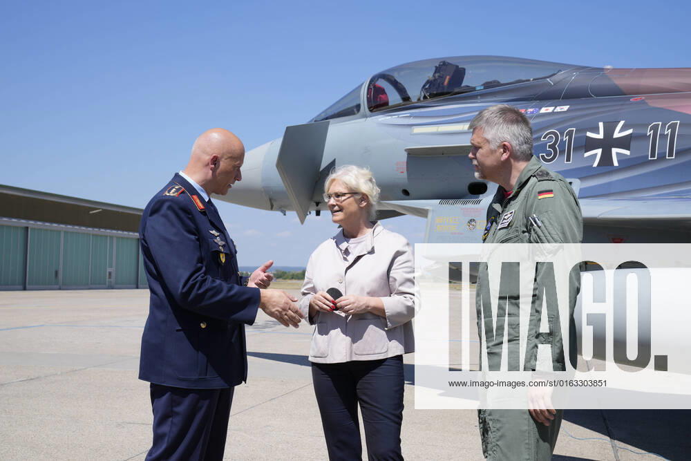 Federal Minister of Defense visits Tactical Air Force Squadron 74 in Neuburg Current, 22 07 2022, Neuburg an der Donau, Federal Minister of Defense Christine Lambrecht, together with Lieutenant General Ingo Gerhartz and Colonel Gordon Schnitger, presents a newly foiled Eurofighter