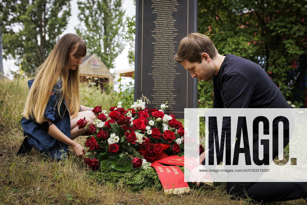 Kevin Kuehnert, Secretary General of the SPD, lays a wreath for the SPD party executive at the Falken Neukoelln, on the occasion of the commemoration of the victims of the attacks in Oslo and Utoya 11 years ago Berlin, 22 07 2022 Berlin Germany