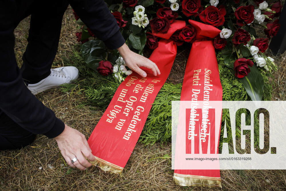 Kevin Kuehnert, Secretary General of the SPD, lays a wreath for the SPD party executive at the Falken Neukoelln, on the occasion of the commemoration of the victims of the attacks in Oslo and Utoya 11 years ago Berlin, 22 07 2022 Berlin Germany