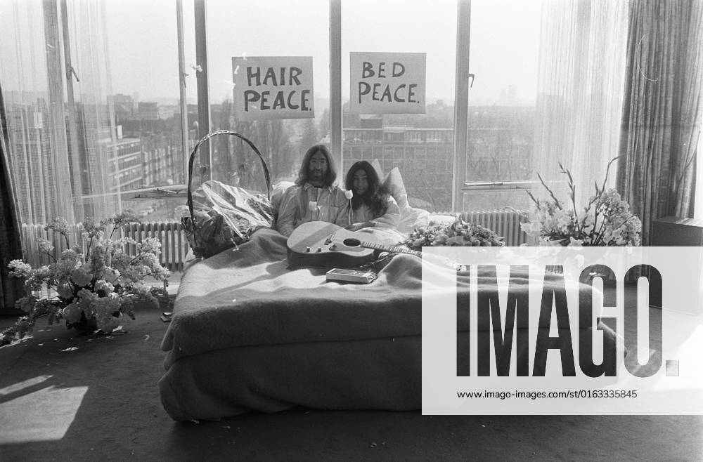 Anefo photo collection. John Lennon and his wife Yoko Ono on honeymoon in Amsterdam. John Lennon and Yoko Ono in bed at the Hilton Hotel. March 25, 1969. Amsterdam, Noord-Holland