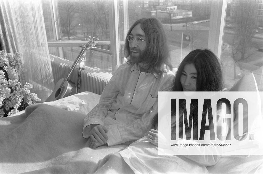 Anefo photo collection. John Lennon and his wife Yoko Ono on honeymoon in Amsterdam. John Lennon and Yoko Ono in bed at the Hilton Hotel. March 25, 1969. Amsterdam, Noord-Holland