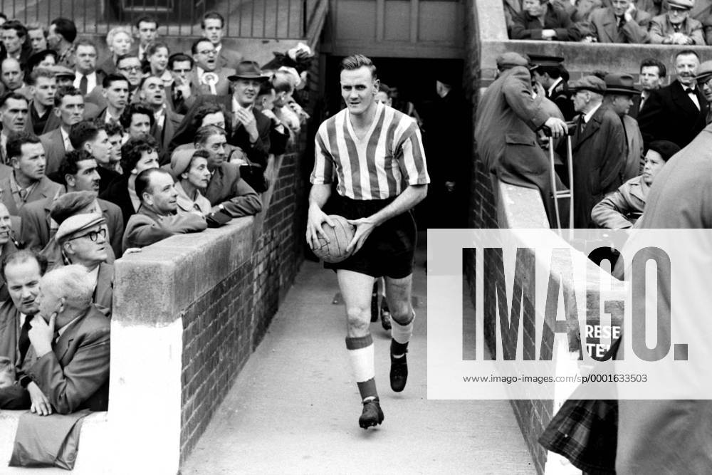 Einmarsch: Don Revie (Sunderland) kommt aus den Katakomben direkt an den Fans vorbei - Fußball Herren English First Division 1957 1958, 1. Englische Liga, FC Sunderland, Vneg, Vsw Totale Sunderland