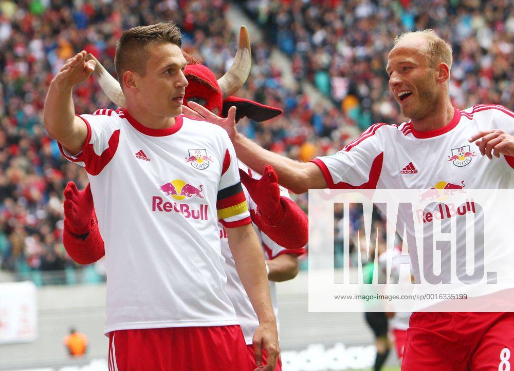 Leipzig, 03.05.2014, Red Bull Arena, Fussball, 3. Liga, 37. Spieltag. , RB Leipzig vs. 1. FC Saarbrücken , Tor für RB Leipzig, Torjubel nach dem Treffer zum 3:0 durch Torschütze Daniel Frahn (li.) mit Tim Sebastian. , 080719Herzberg
