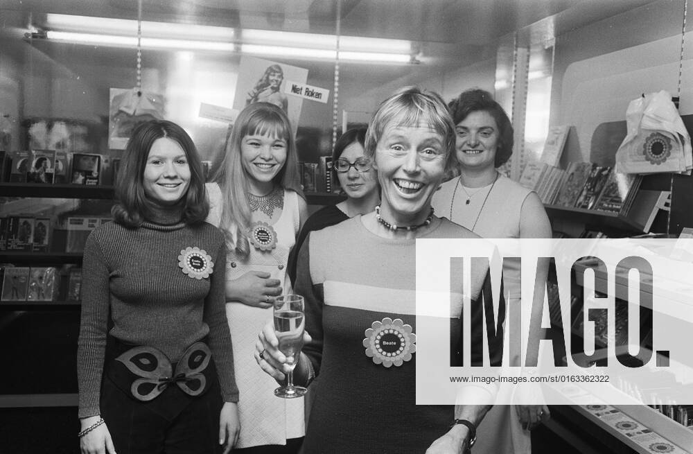 Anefo photo collection. Self-service sex shop from Beate Uhse in the Kalverstraat in Amsterdam. Beate uhse (front) with sellers in the store. April 6, 1971. Amsterdam, Noord-Holland