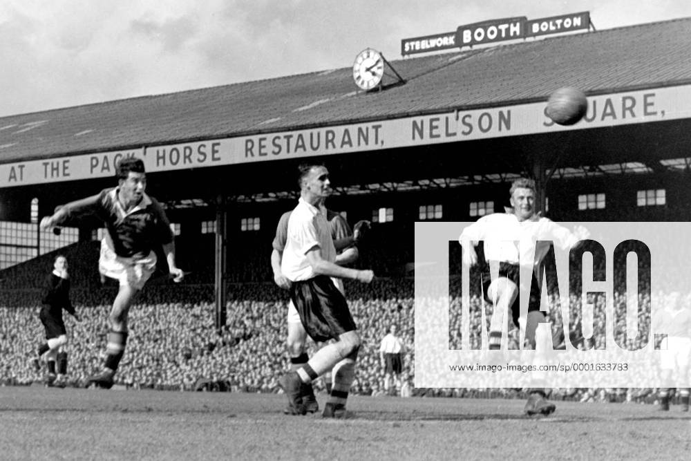 Jackie Blanchflower (li., Manchester United) - Kopfball - Fußball Herren English First Division 1954 1955, Bolton Wanderers - Manchester United 1:1, ManU, Vneg, Vsw Totale Burnden Park Bolton Dynamik,