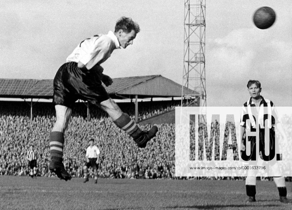 Tom Finney (Preston) - Kopfball - Fußball Herren English First Division 1953 1954, Preston North End - Newcastle United 2:2, Vneg, Vsw Einzelbild Deepdale Stadium Preston Dynamik,