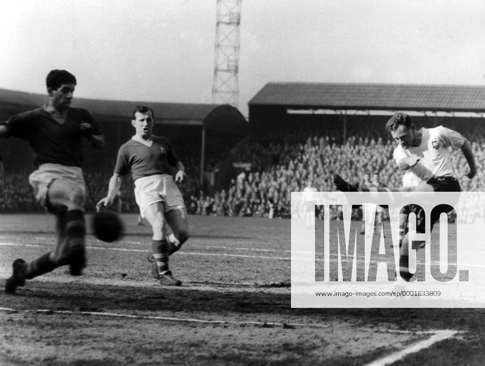Tom Finney (re., Preston) zieht ab - Fußball Herren English First Division 1957 1958, Preston North End, Vneg, Vsw Gruppe Aufnahmedatum geschätzt Dynamik,