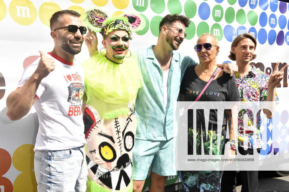 Rafi Rachek, Bambi Mercury, Alexander Schäfer, Natascha Ochsenknecht and guest in front of the M M s truck at the 44 Christopher Street Day Parade 2022 under the motto United in Love Against Hate, War and Discrimination from Spittelmarkt on a good seven kilometers via Potsdamer Platz and Potsdamer Straße to Nollendorfplatz, from there on t Foto:xN.xKubelkax xFuturexImage
