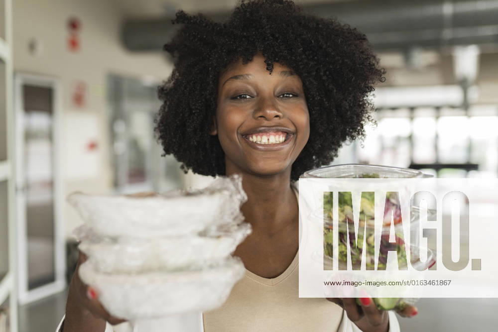 Happy businesswoman with salad boxes in office model released, Symbolfoto property released, JCICF00174