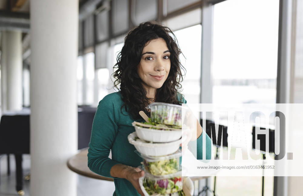 Smiling businesswoman with salad in office model released, Symbolfoto property released, JCICF00197