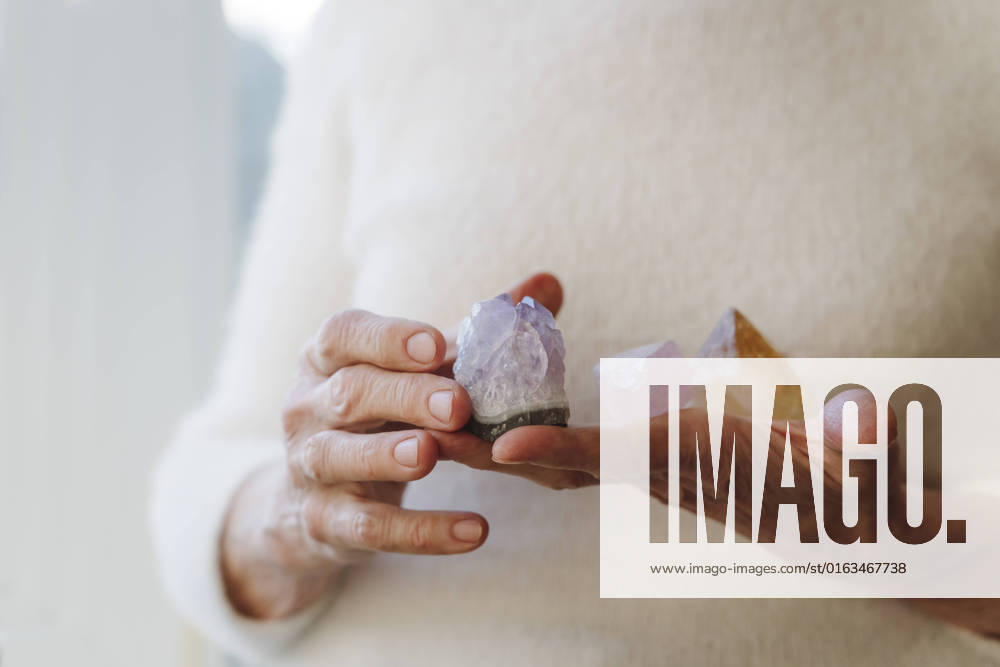 IMAGO Creative, Lifestyle, Esoterik gefährlicher Glaube Hands of senior woman holding crystal stones model released, Symbolfoto property released, OSF00218