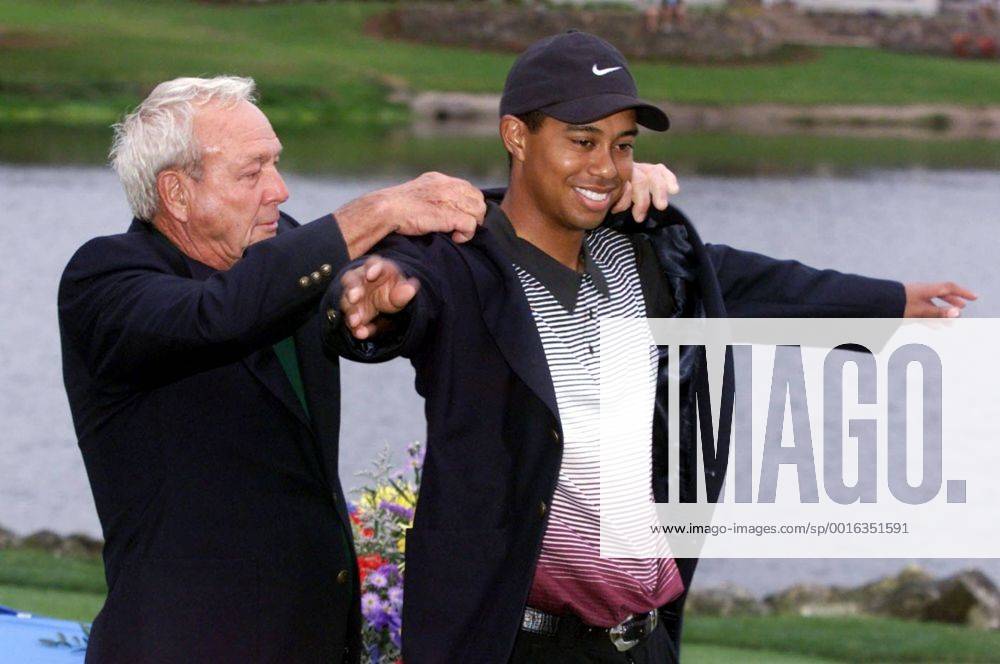 U.S. - KRT SPORTS STORY SLUGGED: BAYHILL KRT PHOTOGRAPH BY GARY BOGDON ORLANDO SENTINEL (KRT1 - March 19) Tiger Woods, winner of the Bay Hill Invitational 2000, is receives his symbolic blue jacket from PGA Golf Herren legend Arnold Palmer. - ZUMAm67