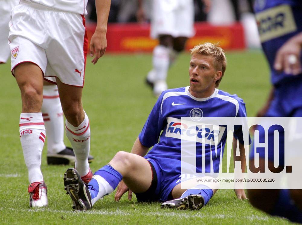 Andreas Zecke Neuendorf (Hertha) am Boden Fußball 1. BL Herren Ligapokal 2005 2006, Liga Pokal, Ligacup, Cup, Hertha BSC Berlin - VfB Stuttgart 3:4 n.E. Einzelbild Düsseldorf